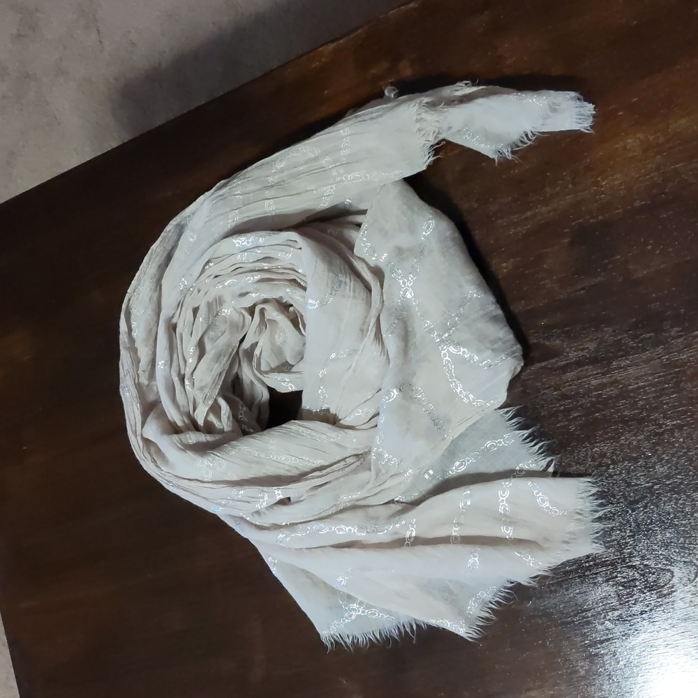 Neutral light weight scarf.